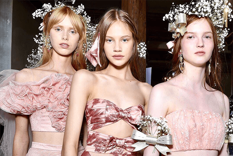 Prova denna enkla (men drömmande!) Flower Crown Hack från Paris Fashion Week