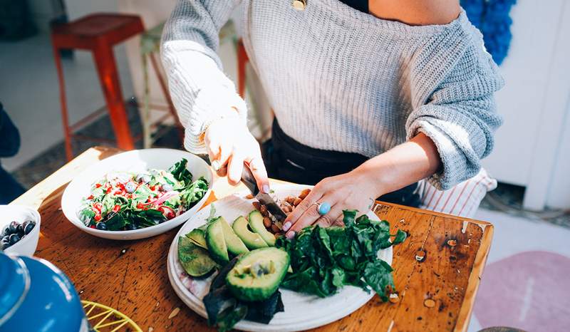 Prebiotics kan göra mer för tarmhälsa än probiotika, säger en funktionell medicin MD