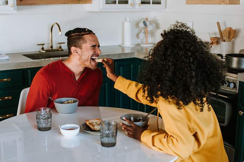 9 Pakar Makan Sihat Menghidupkan semula Romantik Makanan Pertama yang mereka masak untuk pasangan mereka