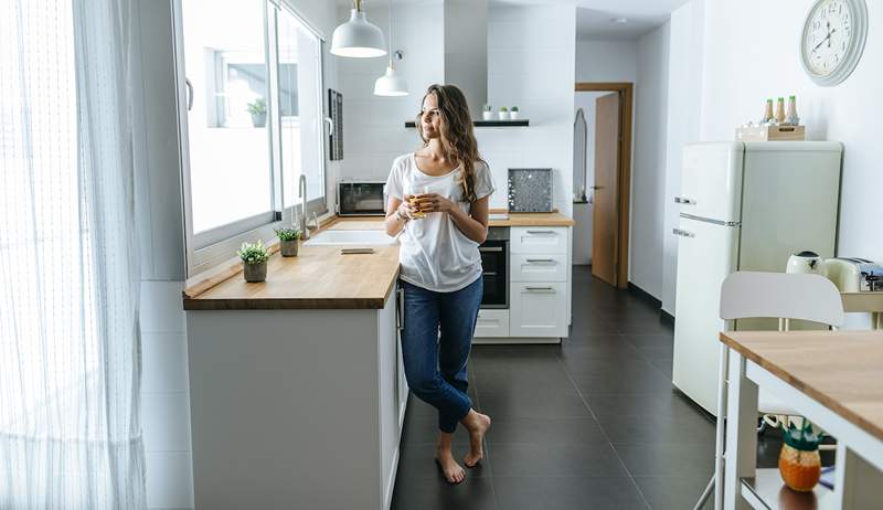 Debout pieds nus dans la cuisine fait des ravages sur vos arches - c'est pourquoi vous avez besoin de ce tapis rembourré et lavable