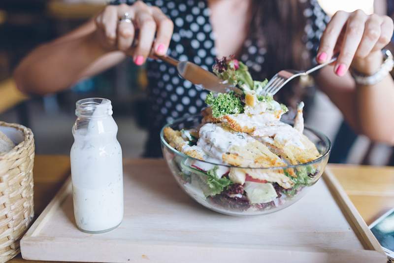 Questo semplice condimento per insalata combatte l'infiammazione e promuove la longevità con solo 6 ingredienti