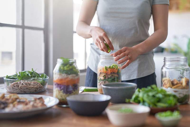 La tua guida in 5 passaggi per mantenere fresca l'insalata preparata per i pasti, secondo un dietista