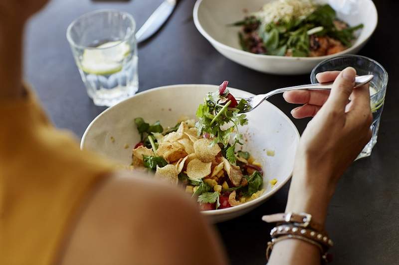 4-trins guide til at bygge en højprotein-salat, der holder dig fuld indtil middag