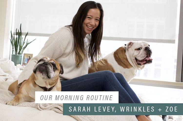 Waarom deze yogakoningin vindt dat iedereen zijn dag moet beginnen met puppy knuffeltijd