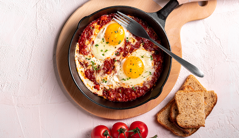 5 facili ricette Shakshuka che portano grandi benefici per le proteine ​​e l'infiammazione al tavolo della colazione