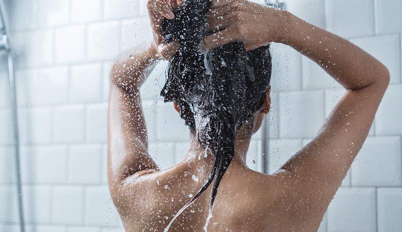 C'est à quelle fréquence vous devriez faire un shampooing famionnant les cheveux, selon un dermatologue