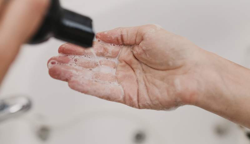 Dies sind laut einem Dermatologen die besten Shampoos für Kopfhautpsoriasis