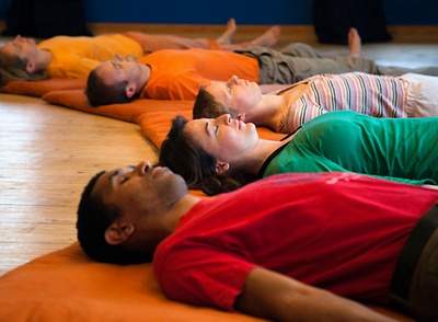 Yoga voor nachtbrakers en de overwerkte