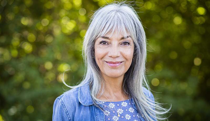 Conozca el champú de $ 8 que desterre el cabello y las mechones de gris amarillo opaco, vibrantes y saludables