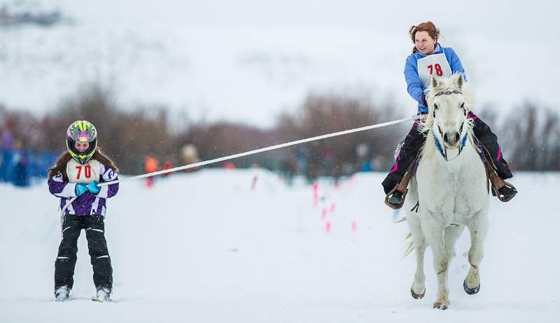 Šis ziemas sporta veids ir izklaide, kuru jūs nezinājāt, ka jums nepieciešama-iesācēja ceļvedis Skijoring