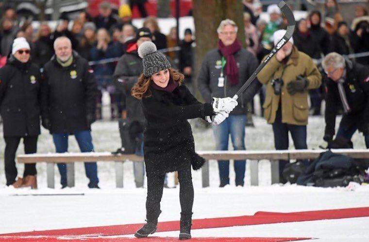 Kate Middleton marca um gol em botas de neve enquanto joga hóquei no gelo sueco