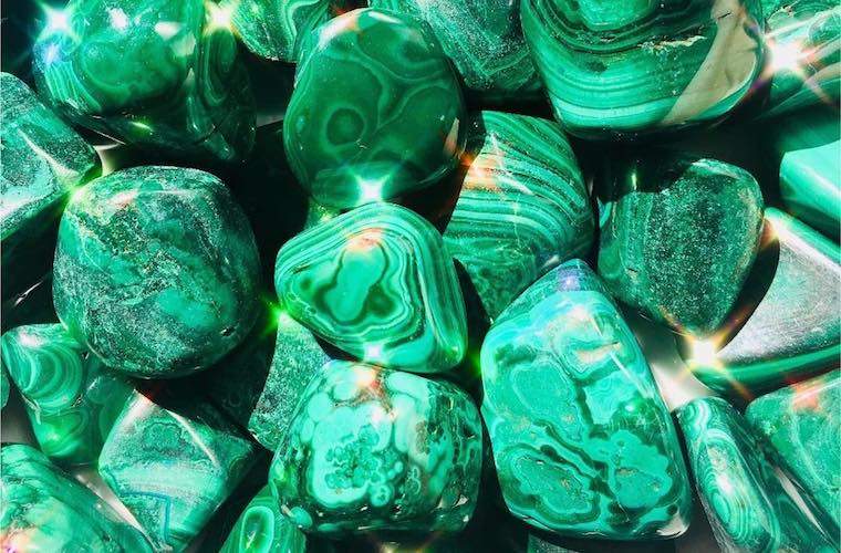 Hoe u Malachite-Aka het beste kunt gebruiken The Botox of Crystals