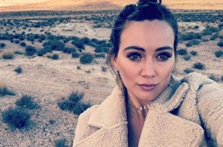 Hilary Duff jura por esta herramienta de belleza para obtener su piel durante los días de 17 horas