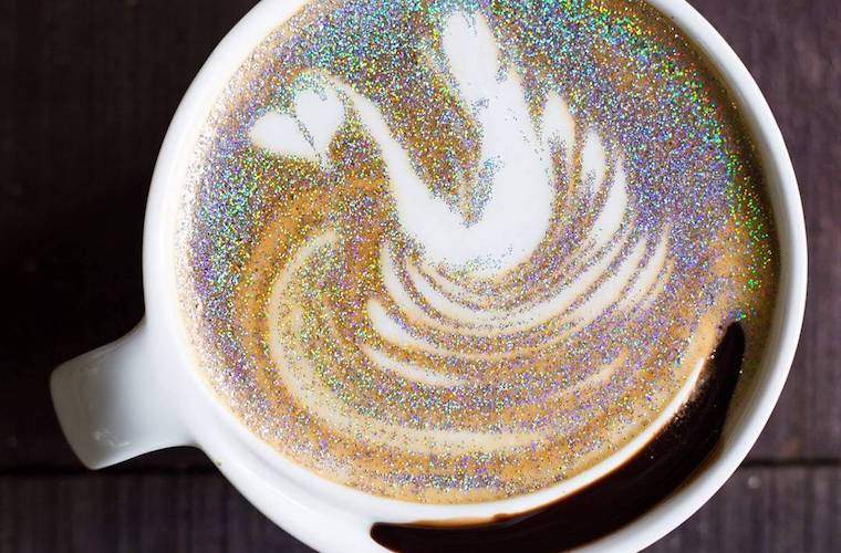 Detta kafé serverar de glitteriga cappuccinosna från dina enhöriga matdrömmar