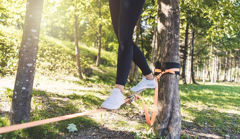 Slacklining kan hjælpe med at styrke din kerne og rette din holdning-dette er de bedste sæt at købe