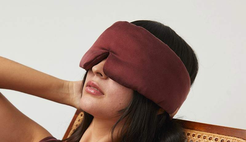 Las máscaras para los ojos pueden proteger sus pestañas mientras duerme, siempre que use el tipo correcto