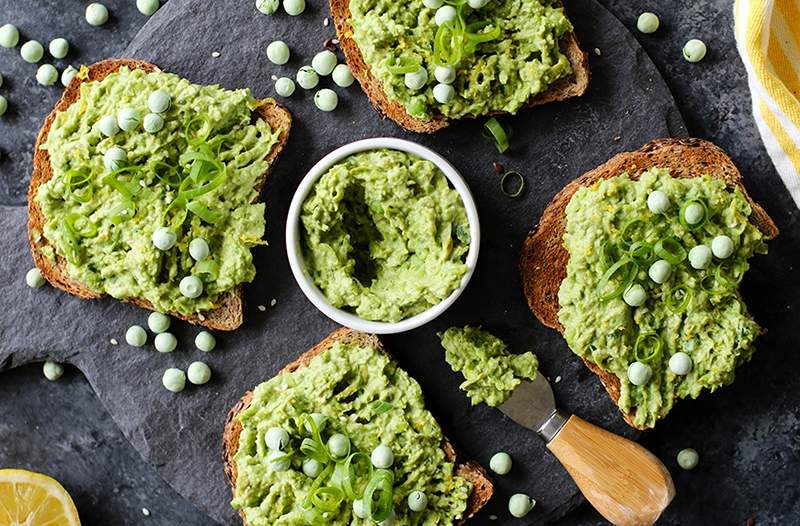 Mescoliamolo con questa alternativa ad alta proteina a Avocado Toast