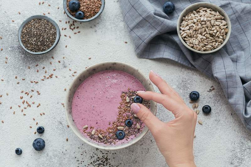 Mangkuk smoothie yang sehat dan sehat.SAYA. Doc merekomendasikan untuk sarapan musim panas yang mudah