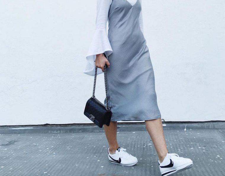 7 super-chique outfits die bewijzen dat je sneakers kunt dragen om te werken