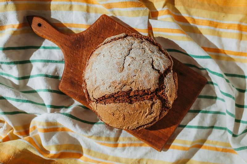 Ein daunenfreier Leitfaden zum ersten Mal zum Backen von Sauerteigbrot, von Well+Goods eigenem Food-Autor und Küchenchef