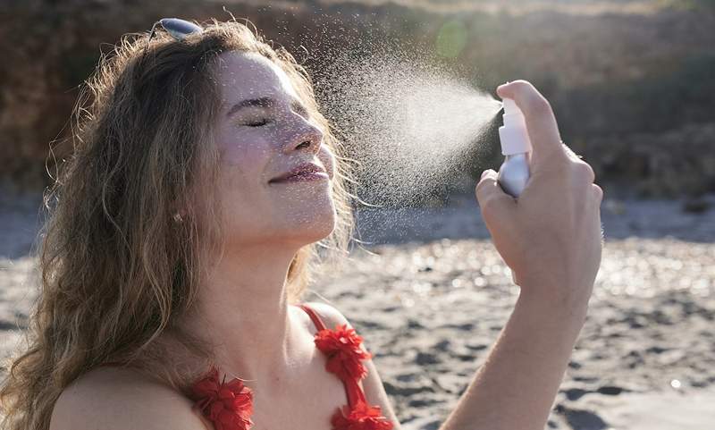 De ultieme gids voor door dermatoloog goedgekeurde spray-zonnebrandcrème voor uw gezicht