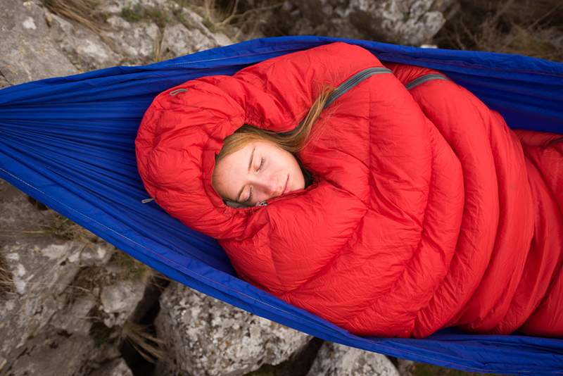 9 de los mejores sacos de dormir para mantenerte caliente mientras acampan