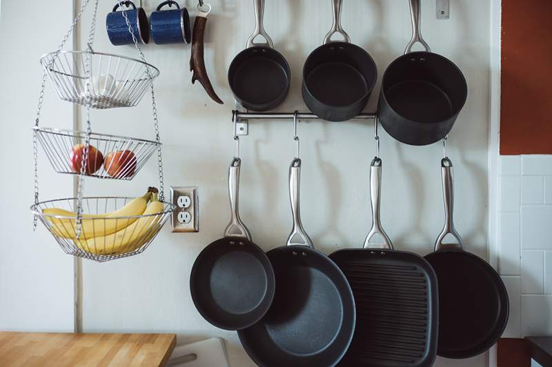 12 producten die daadwerkelijk werken om uw koppige potten en pannen schoon te maken, volgens een professionele chef -kok