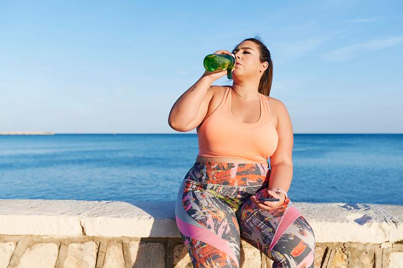 Los expertos dicen que debe beber tanta más agua por día cuando hace calor afuera