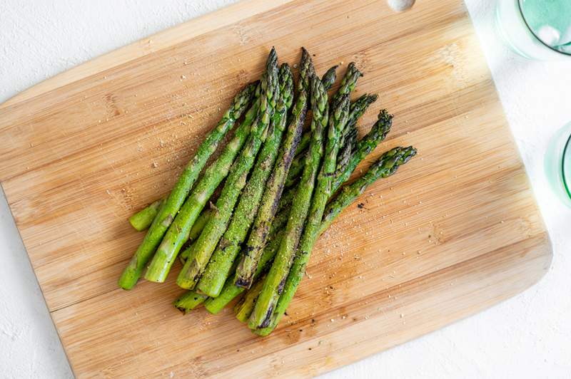 7 recettes d'asperges faciles à servir lorsque vous en avez assez de les rôtir