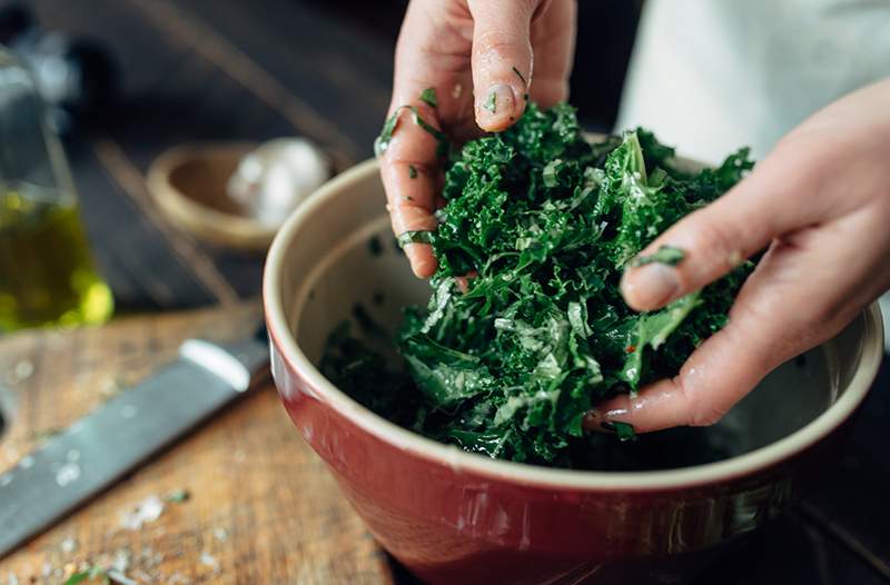 Eu sou um chef, e esta é a salada saudável da geladeira que como toda semana