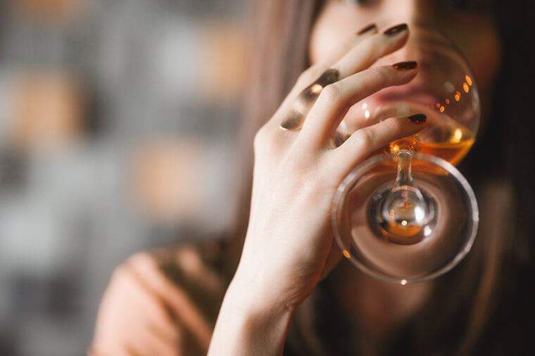 Perché il vino arancione è la bevanda più alla moda, più gustosa dell'estate (scusa, rosa)