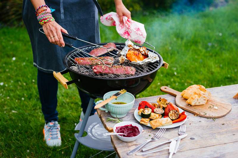 9 herramientas de cocina al aire libre que necesitas para facilitar el entretenimiento