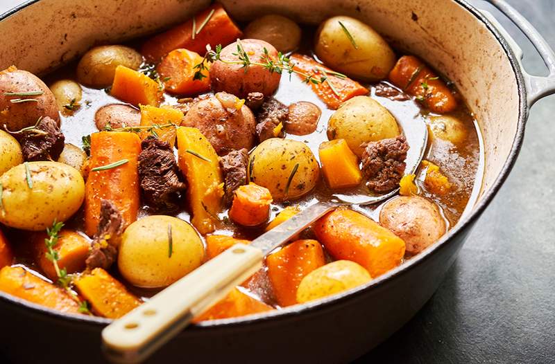 Sıkıcı pancarınıza bu vegan 'sığır eti' Bourguignon tarifi ile parıltı verin