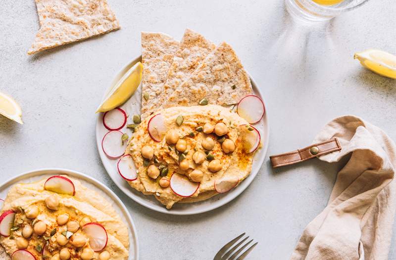 7 maneiras deliciosas e criativas de comer hummus quando você está cansado de cenoura e aipo