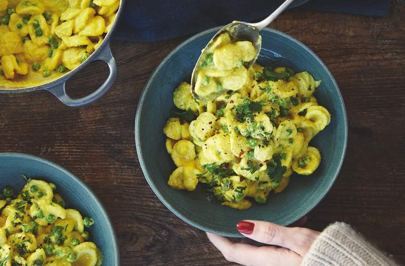 Varje bit av utsökt Ellas krämiga gurkmeja pasta innehåller mycket protein * och * antiinflammatorisk