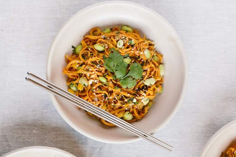 Questo pad tai di patate dolci (ricco di proteine) è un punto di svolta