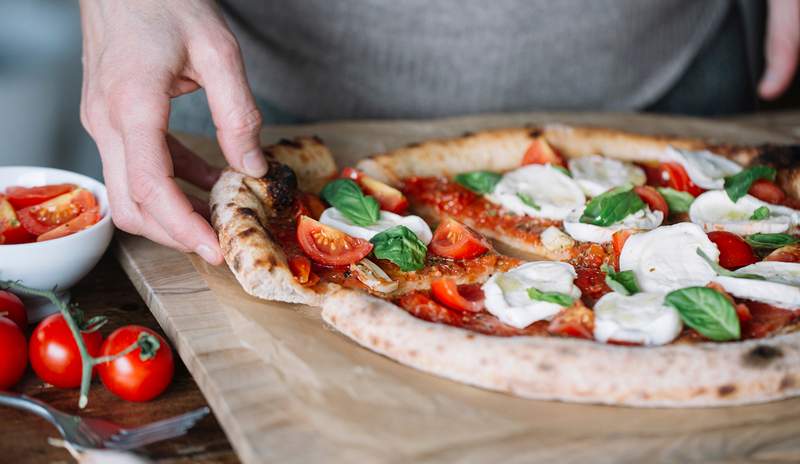 Dondurulmuş pizzayı çok iyi buldum, yemin edersiniz, İtalya'da taze bir turta ve fresk yediğinize yemin edersiniz ve şimdi satışta