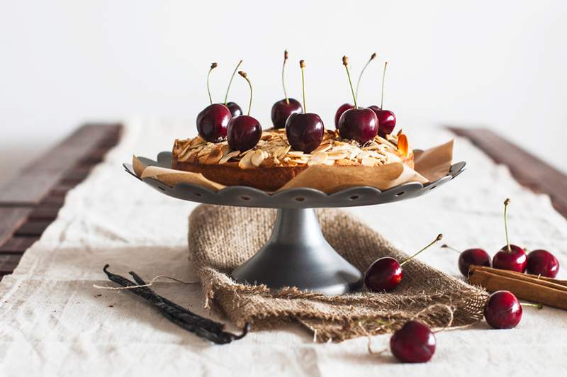 5 Egyszerű ágy előtti snack receptek, melynek főszereplője a torta cseresznye, a legszembetűnőbb alvásfokozó összetevő