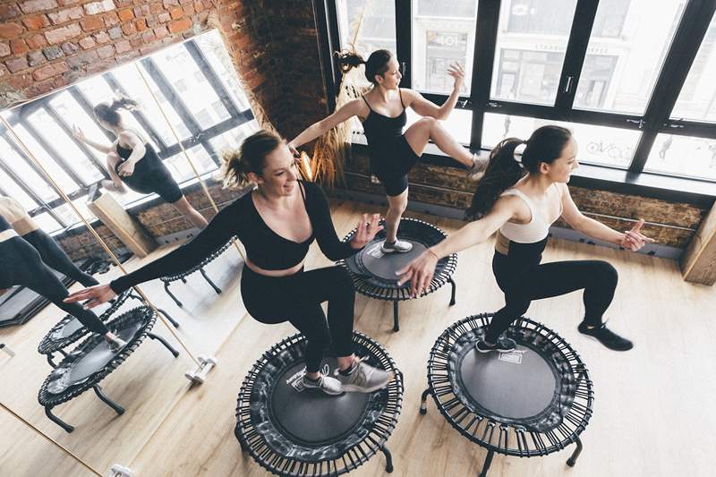 Estos entrenamientos de drenaje linfático son básicamente una desintoxicación en una estera ... o trampolín