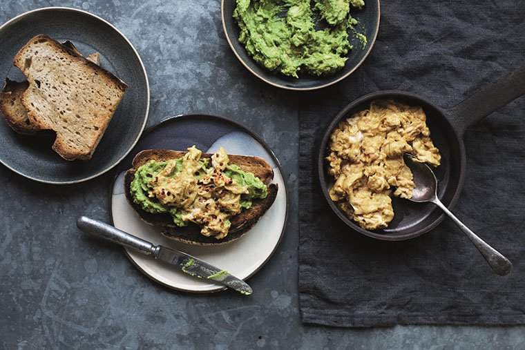 Tag din avocado toast til det næste niveau med gurkemeje krypterede djævelede æg