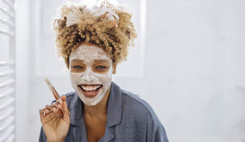 Ce masque exfoliant à derms-aimés lissera et refait surface votre peau en 5 minutes à plat