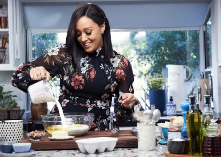 Bagaimana Tia Mowry belajar menggunakan makanan untuk meringankan endometriosisnya