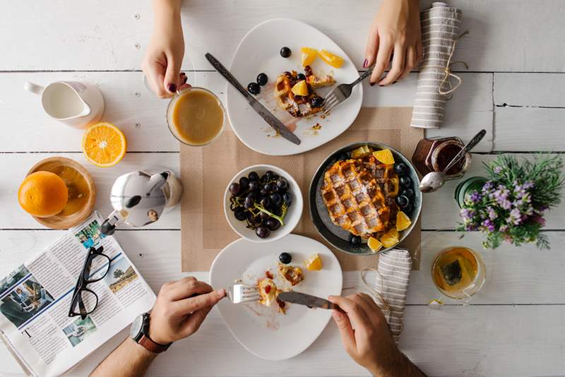 In che modo il mangiare jet lag confonde con la tua salute ogni lunedì