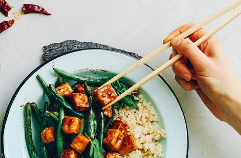 Il trucco per fare il tofu perfettamente croccante inizia nel congelatore