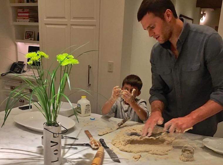 Tom Brady ingin muncul di depan pintu Anda dengan makan malam (semacam)