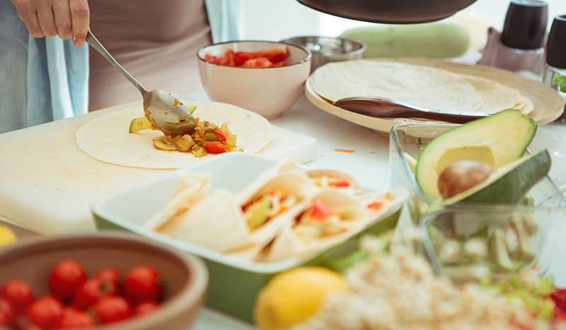 Um nutricionista registrado quebra como escolher entre tortilhas de milho e farinha