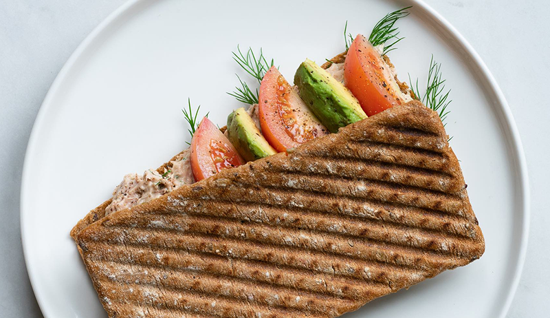 Perché il sandwich virale Tunacado è in realtà il pranzo ideale per la potenziamento dell'energia, secondo un RD