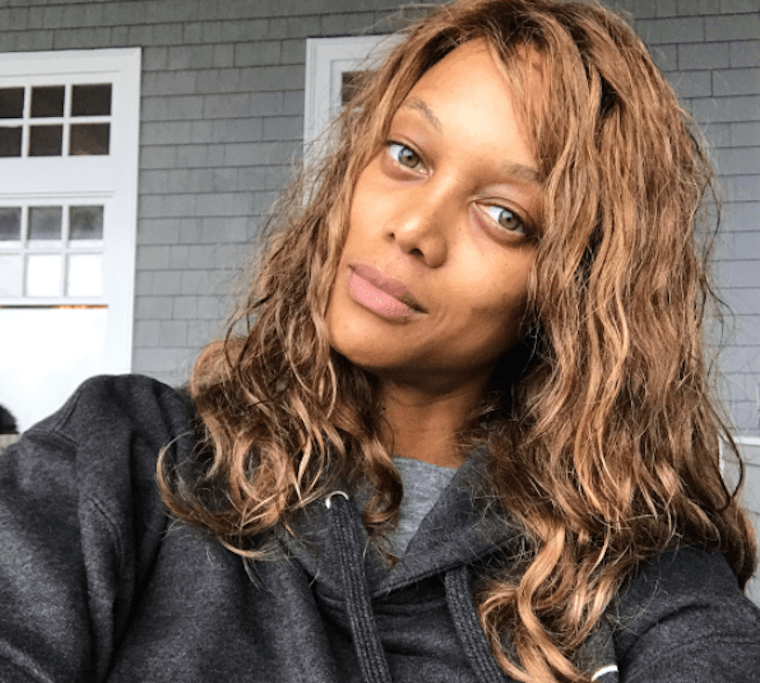 De feel-good manier die Tyra Banks haar no-make-up gloed krijgt