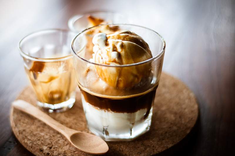 Je hebt maar 2 minuten nodig om deze heerlijke zuivelvrije koudebrew-koffie-affogato te maken