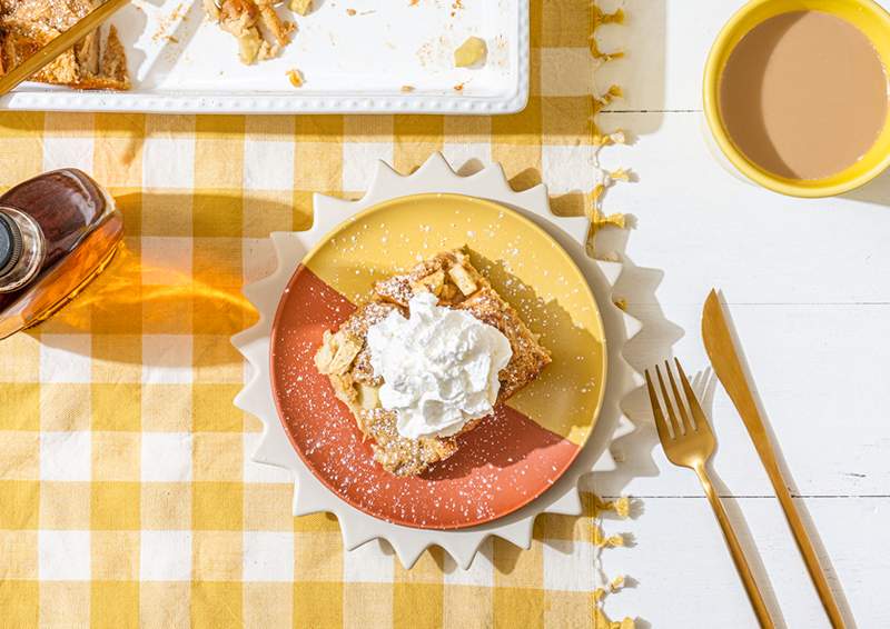 Dit 2-ingrediënt veganistisch kokosnoot Franse toast is het gemakkelijke ontbijtrecept waar we allemaal om hebben gesmeekt